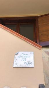 um sinal na lateral de um edifício em Casa Alessandro em Villasimius