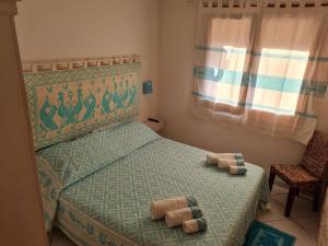 um quarto com uma cama com duas toalhas em Casa Alessandro em Villasimius