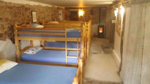 מיטה או מיטות קומותיים בחדר ב-Refugio peregrinos Acacio & Orietta