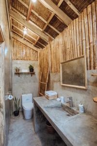La salle de bains est pourvue d'un lavabo et de toilettes. dans l'établissement Mango Tango Villas Siargao, à General Luna