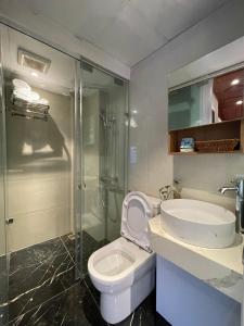 河內的住宿－Maison Mackeno，浴室配有卫生间、盥洗盆和淋浴。