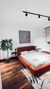 een slaapkamer met een groot bed in een kamer bij NEW 4Bedroom 3Bathroom Elevator Fatih/balcony AC in Istanbul