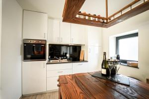 Kuchyň nebo kuchyňský kout v ubytování Le Fermage - logement avec piscine, sauna et jacuzzi