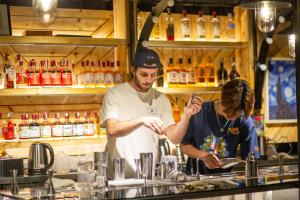 Afbeelding uit fotogalerij van Republic Hostel Cat Ba in Cat Ba +184 foto's