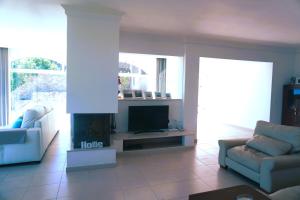 sala de estar con sofá y chimenea en Villa Seaview Suncoast Luxury, en Málaga