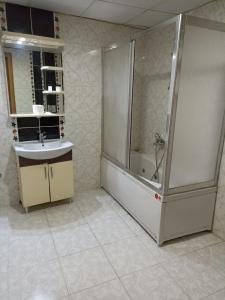 uma casa de banho com um chuveiro e um lavatório. em Garra Hotel em Konya