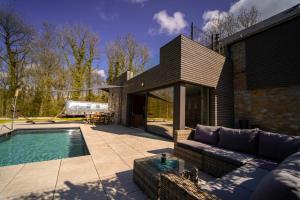 Bazén v ubytování Le Fermage - logement avec piscine, sauna et jacuzzi nebo v jeho okolí