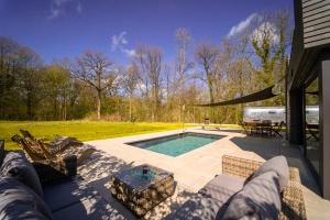 Bazén v ubytování Le Fermage - logement avec piscine, sauna et jacuzzi nebo v jeho okolí