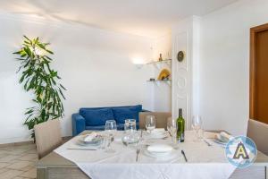 uma mesa com uma toalha de mesa branca e copos de vinho em Luminoso a due passi dal mare 51a em Montesilvano