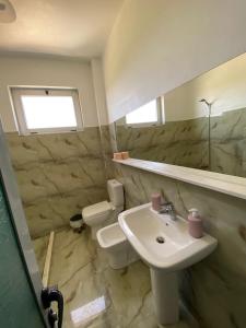 een badkamer met een wastafel en een toilet bij Prince Hotel Fier in Fier