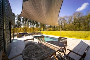 Bazén v ubytování Le Fermage - logement avec piscine, sauna et jacuzzi nebo v jeho okolí