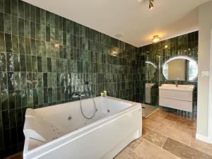 Zdjęcie z galerii obiektu Maison balnéo 2pl & jardin Bourges @casaberruyere w mieście Bourges