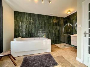 Zdjęcie z galerii obiektu Maison balnéo 2pl & jardin Bourges @casaberruyere w mieście Bourges