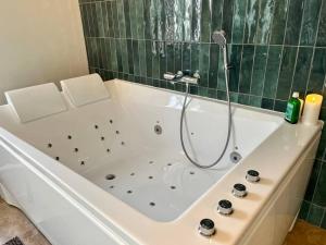 Zdjęcie z galerii obiektu Maison balnéo 2pl & jardin Bourges @casaberruyere w mieście Bourges