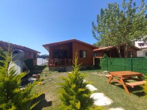 Zahrada ubytování Hurmalık Apart Evleri-Very Close to the Sea Large Garden Bungalow with Barbecue and Swing