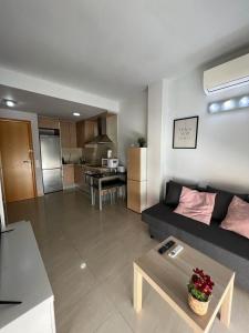 ein Wohnzimmer mit einem Sofa und einem Tisch in der Unterkunft Loft Sant Jordi by Lofties in Terrassa