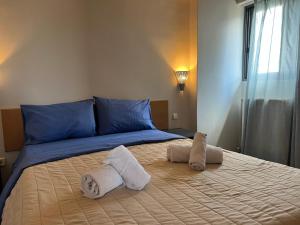 sypialnia z dużym łóżkiem z ręcznikami w obiekcie Διαμέρισμα 113 4ου ορόφου στο Χαλάνδρι w Atenach
