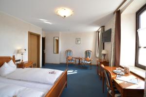 Postel nebo postele na pokoji v ubytování AKZENT Hotel Franziskaner