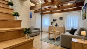 salon z kanapą i stołem w obiekcie City Apartments Rialto w Wenecji