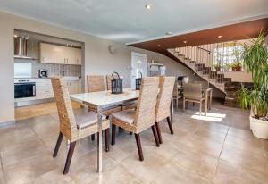 eine Küche und ein Esszimmer mit einem Tisch und Stühlen in der Unterkunft Costacabana - Villa Sofia in Lloret de Mar