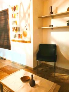 Cette chambre dispose d'une table, d'une chaise noire et d'un sidx de table. dans l'établissement House Holiday Brasil Barra do Cunhau, à Barra do Cunhaú