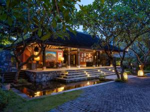 ein Haus mit einem Teich davor in der Unterkunft Sudamala Resort, Senggigi, Lombok in Senggigi 