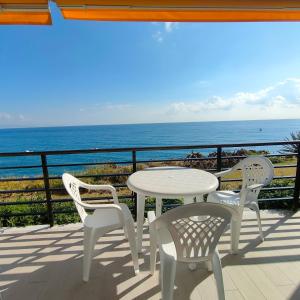 una mesa y sillas en un balcón con vistas al océano en Castillo de Santa Clara 05, en Torremolinos