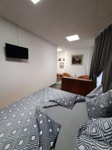 ein Krankenhauszimmer mit einem Bett und einem TV in der Unterkunft Ferienwohnung FeWo Rottweil -kleine Auszeit- in Rottweil