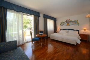 sypialnia z łóżkiem, stołem i krzesłem w obiekcie Hotel Los Andes w mieście Castello-Molina di Fiemme