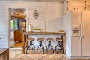 Kuchyň nebo kuchyňský kout v ubytování Luxury Chalet on 50 Acres, Hot Tub, Game Room, Mountain View & seasonal spring