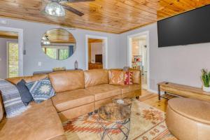 TV a/nebo společenská místnost v ubytování Luxury Chalet on 50 Acres, Hot Tub, Game Room, Mountain View & seasonal spring