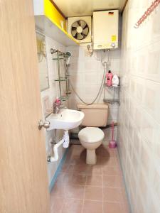 a small bathroom with a toilet and a sink at 香港木居共享民宿近旺角站高樓層大窗戶舒適乾淨 提前30分鐘聯繫房東入住事宜 in Hong Kong