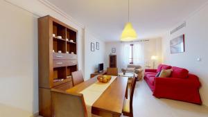- un salon avec un canapé rouge et une table dans l'établissement Edificio Galerias, à Lorca