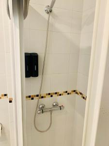 a shower with a hose in a bathroom at Apartamento La Quinta in Cala del Moral