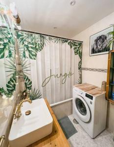 łazienka z pralką i umywalką w obiekcie Apartamento moderno y acogedor cerca del mar w mieście Fuengirola