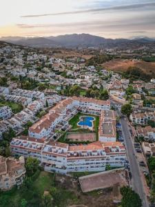 widok miasta z lotu ptaka z budynkami w obiekcie Apartamento moderno y acogedor cerca del mar w mieście Fuengirola +23 zdjęcia