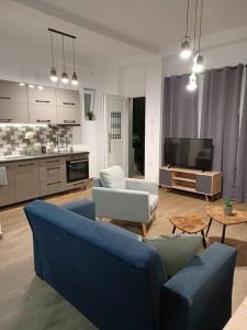 un soggiorno con divano blu e TV di HOME Sweet HOME a Mytilini