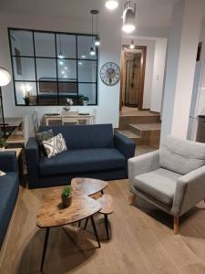 un soggiorno con divano, sedia e tavolo di HOME Sweet HOME a Mytilini