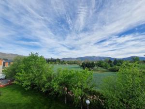 uma vista para um lago com montanhas ao fundo em Casa Adriego em Riaza