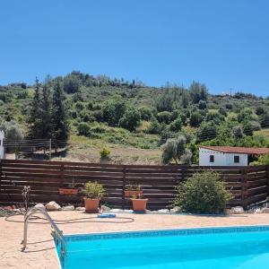 Bazén v ubytování Potamos Private Suites nebo v jeho okolí