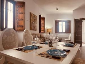 een eetkamer met een tafel met wijnglazen erop bij Apartamento Moctezuma in Ronda