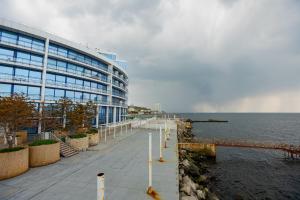 un gran edificio junto a una masa de agua en Marine Residence, en Odessa