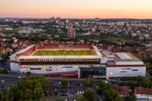 een luchtzicht op een stadion met een voetbalveld bij istanbul apartment 4 in Belgrado