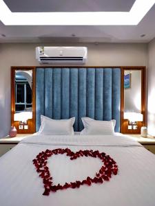 uma decoração de coração numa cama num quarto de hotel em SEAVIEW HOTEL em Umm Lajj