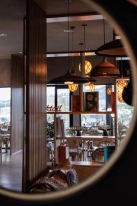 Blick auf ein Restaurant mit Tischen und Stühlen in der Unterkunft Le Balamina in Porto-Vecchio