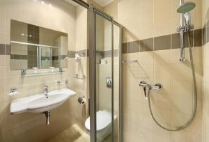 W łazience znajduje się umywalka i prysznic. w obiekcie Congress Hotel Centrum w Koszycach
