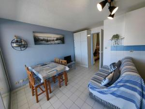 Posedenie v ubytovaní T2 Climatisé pour 4 Pers. avec Piscine, Parking, Proche Plage et Commerces - FR-1-607-152
