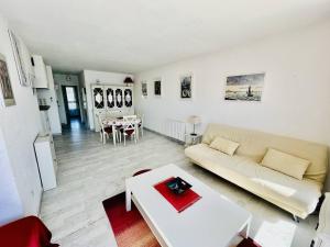 Zdjęcie z galerii obiektu Appartement Spacieux au Cap d'Agde - Vue Port, Proche Plage, Parking Inclus - FR-1-723-31 w Cap d'Agde