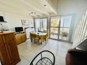 Televízia a/alebo spoločenská miestnosť v ubytovaní Appartement spacieux à Cap d'Agde, proche port, commodités et plage, parking inclus - FR-1-723-10