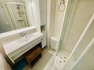 Kúpeľňa v ubytovaní Appartement spacieux à Cap d'Agde, proche port, commodités et plage, parking inclus - FR-1-723-10 + 7 fotografií